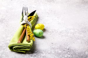 easter-table-setting-happy-easter-concept-FVKE32W