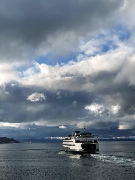 ferry-boat-leaving-marina-dock-on-the-seattle-water-front-in-late-afternoon