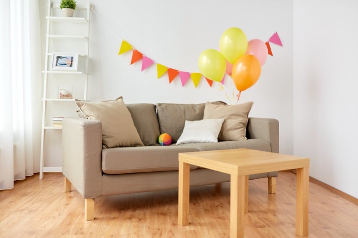 living-room-decorated-for-home-birthday-party-P7BZGTA